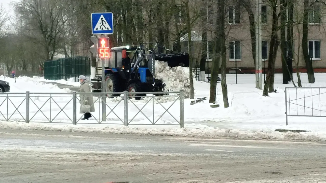 С раннего утра на улицах округа работает спецтехника. Фото: REGIONS/Василий Тремасов