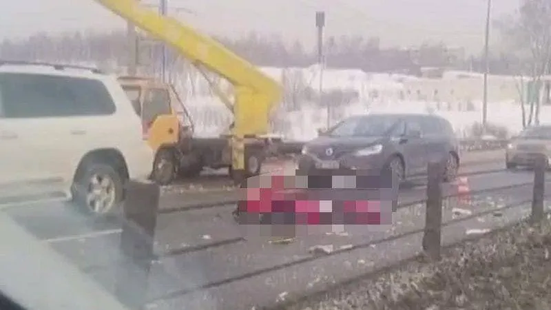 Фура врезалась в автовышку: рабочий погиб на Дмитровском шоссе