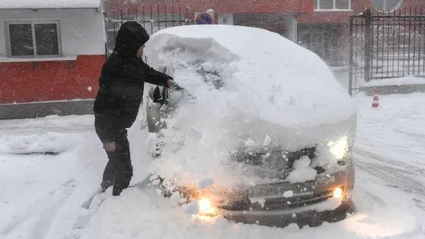Эксперт рассказал, как правильно освободить машину из-под снега