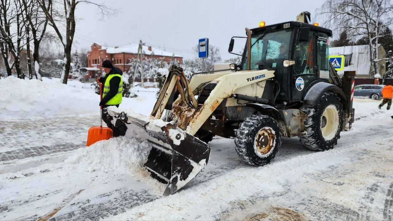 Для обеспечения безопасного проезда по региональным дорогам Подмосковья задействовали около 500 единиц техники
