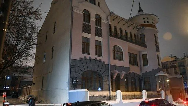 Вслед за флагом со здания посольства Сирии в Москве сняли табличку с названием