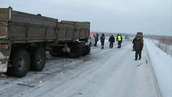 Водитель иномарки погиб в ДТП с грузовиком в Москве