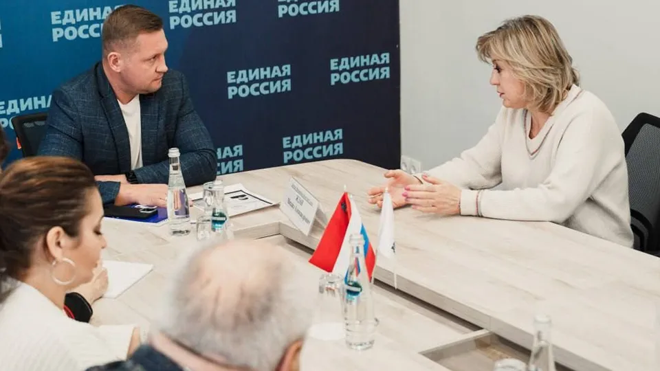 Депутат Мособлдумы Михаил Ждан (слева) проел прием жителей Лосино-Петровского Фото: Вячеслав Градин