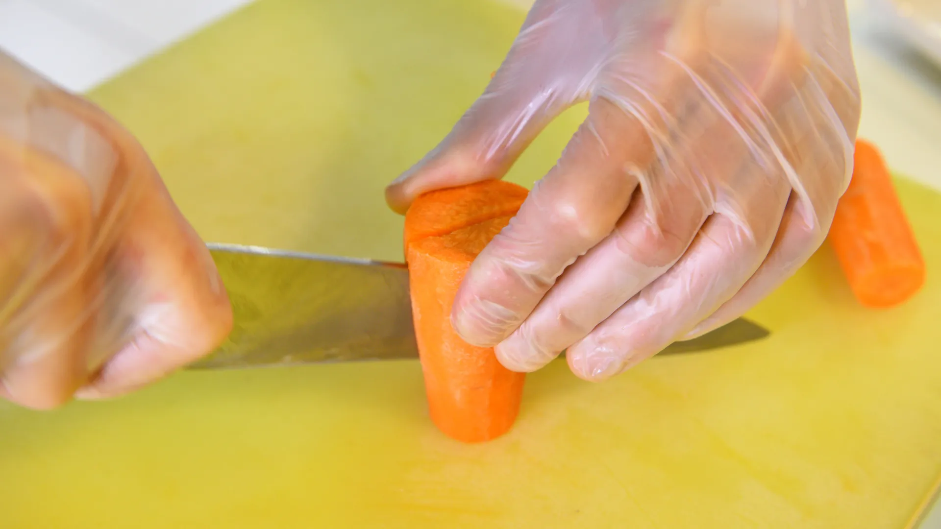 Новогодний удар по кошельку: любимая «шуба» россиян резко подорожала