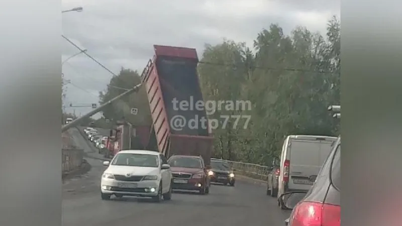 Водитель грузовика забыл опустить кузов и зацепил провода в Солнечногорске