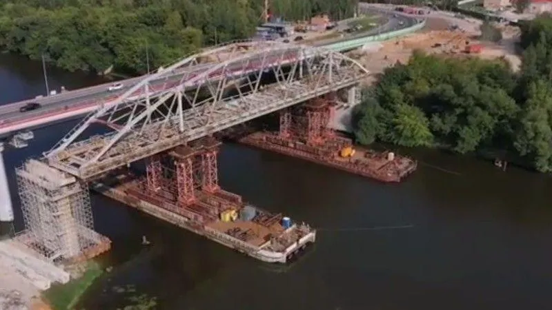 Старый Афанасьевский мост в Воскресенске, не разбирая, отправили на барже по реке
