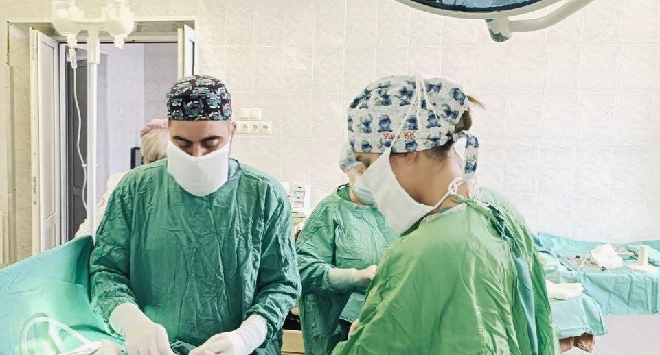 Женщину с проникающим ранением сердца спасли в больнице в Дзержинском
