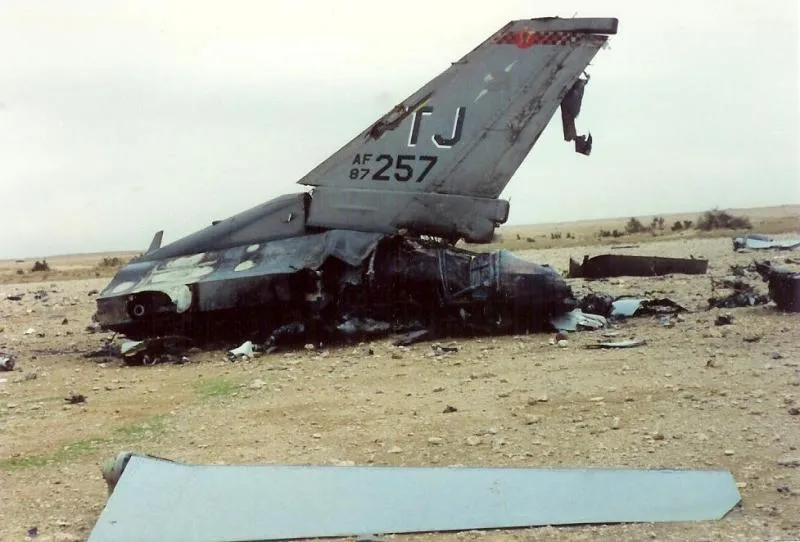 Обломки F-16, сбитого ЗРК С-125 во время операции «Буря в пустыне»