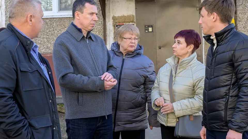 Александр Мамлайн (второй слева) во время обхода микрорайона Высотный. Фото: t.me/podolskadm