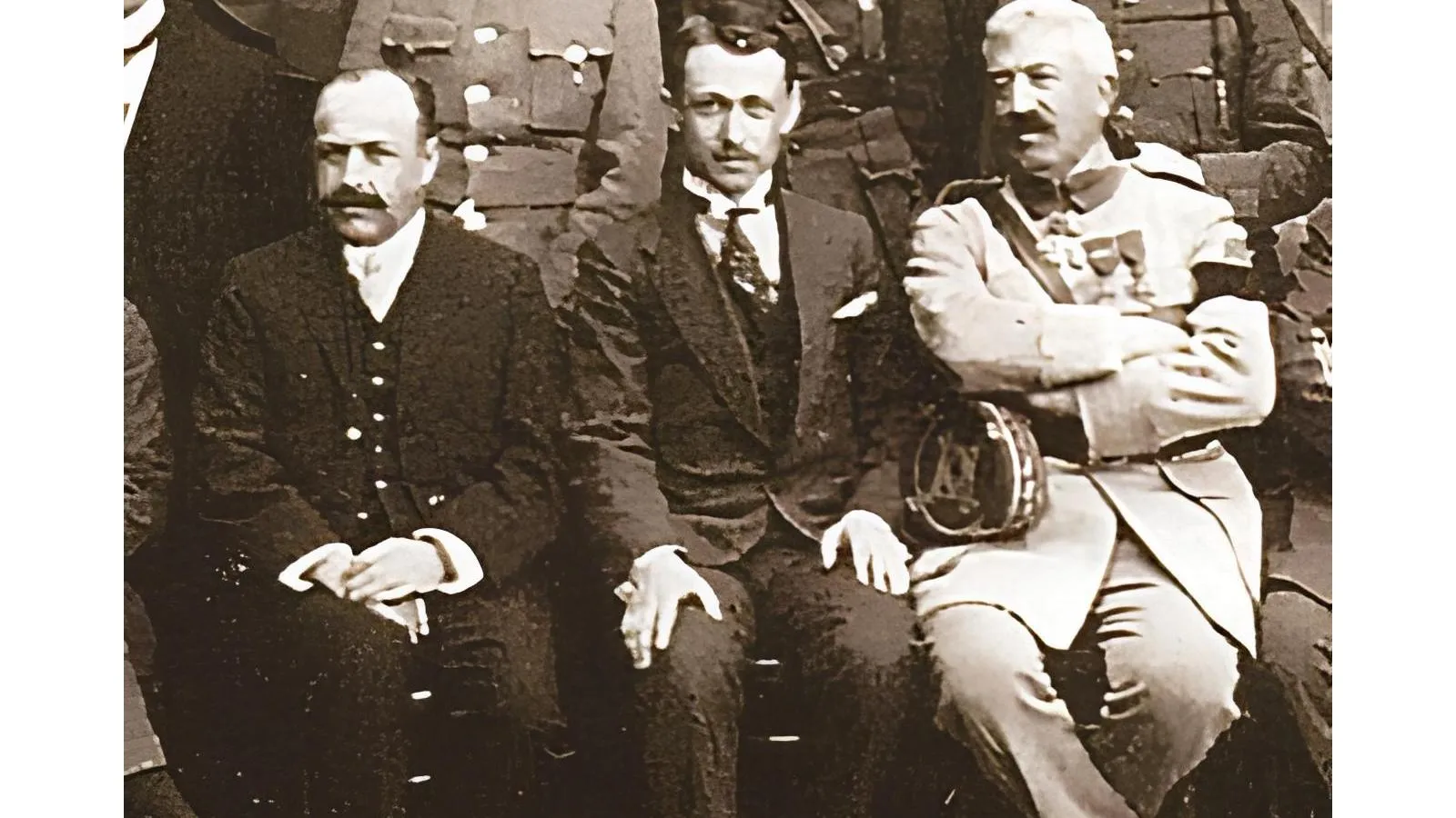 Крайний слева сидит Иван Сукин