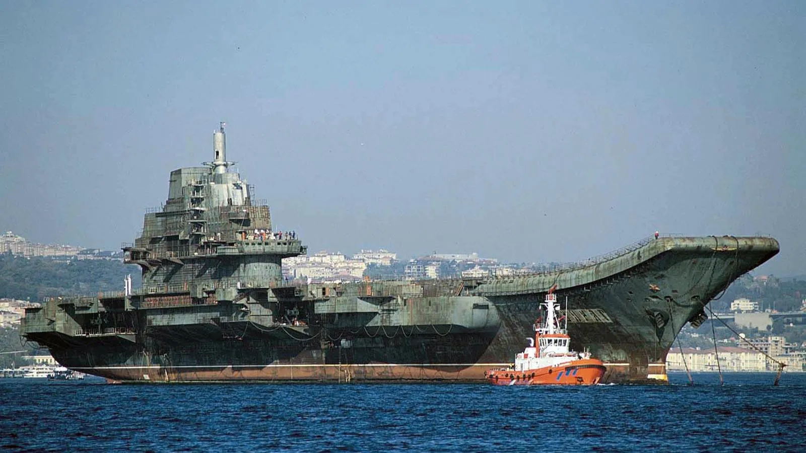 Бывший «Варяг» на буксире в Стамбуле, 2001 год