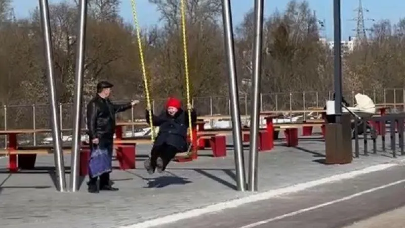Милое свидание пожилой парочки сняли в Орехово-Зуево