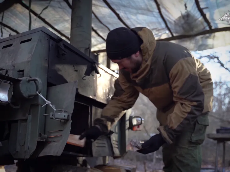 «Такая забота греет душу»: боец СВО признался, какие передачки от россиян радуют на фронте