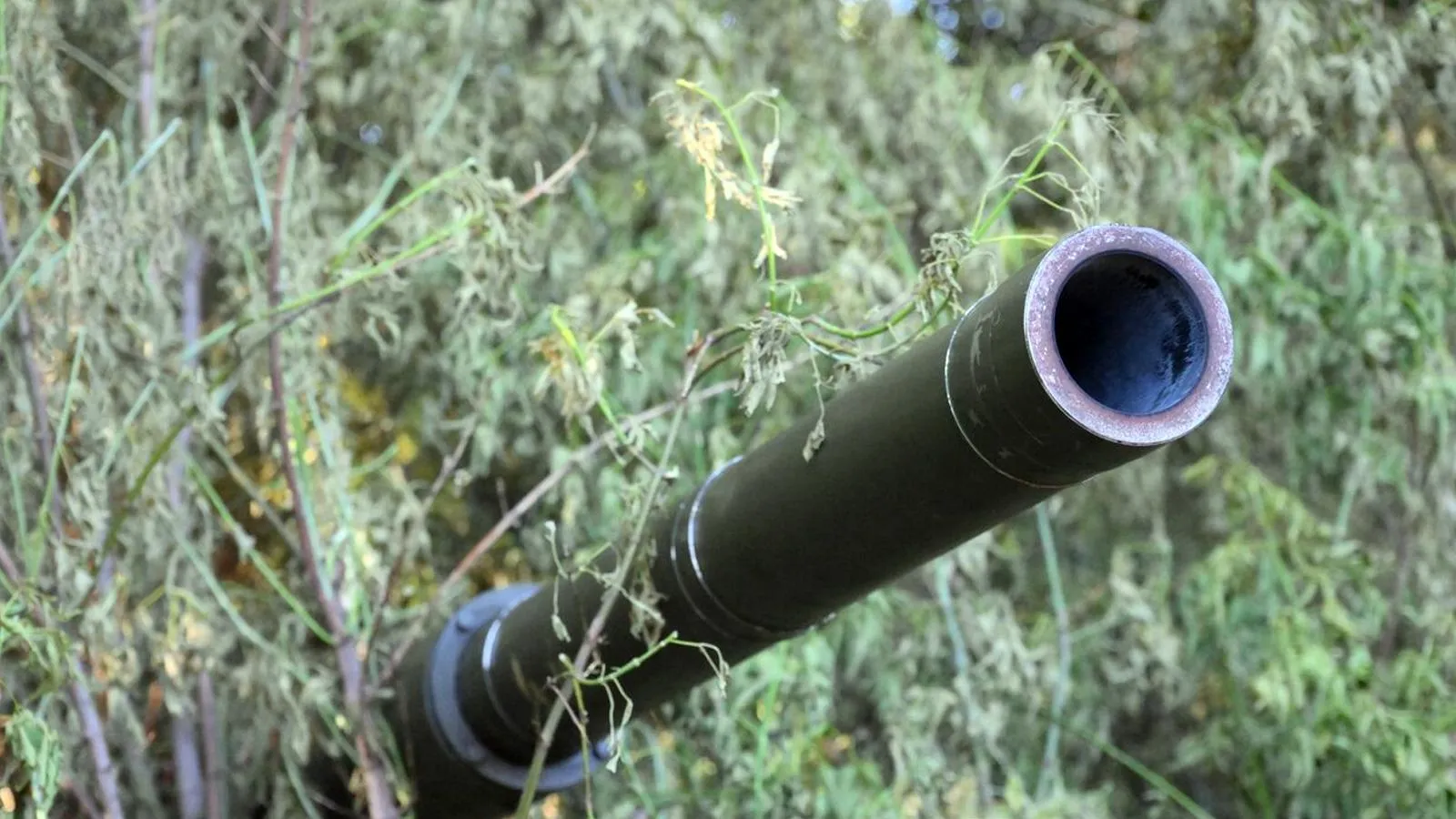 Замаскированный танк Т-80БВМ на Красноармейском направлении, СВО. Евгений Биятов