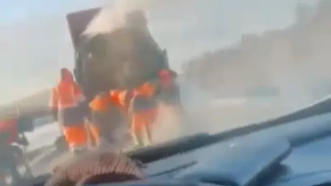 В Кузбассе местные жители пожаловались на укладку рабочими асфальта на снег
