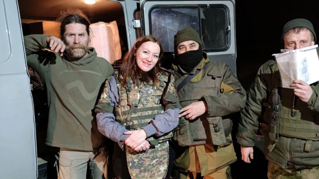 «Больше некому»: беременная волонтер каждый месяц ездит на передовую