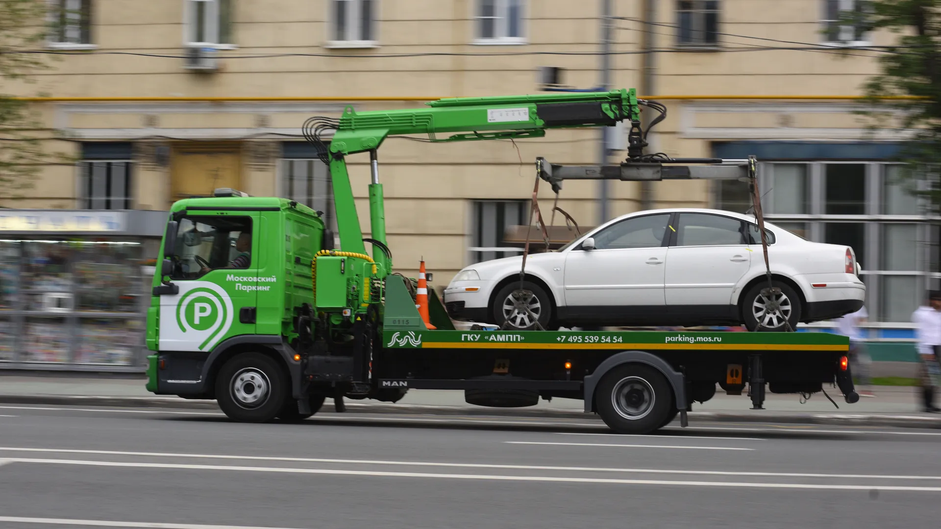 Эвакуатор на одной из улиц Москвы