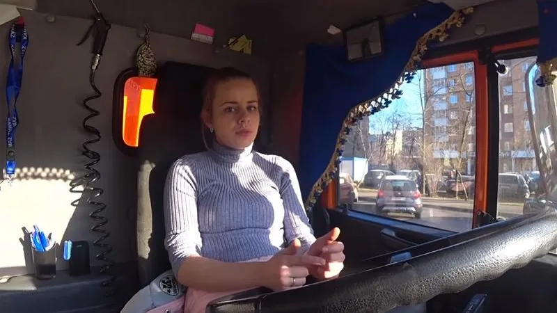 Девушка выбралась из депрессии с помощью КамАЗа и уже три года разъезжает на самосвале по Подмосковью 