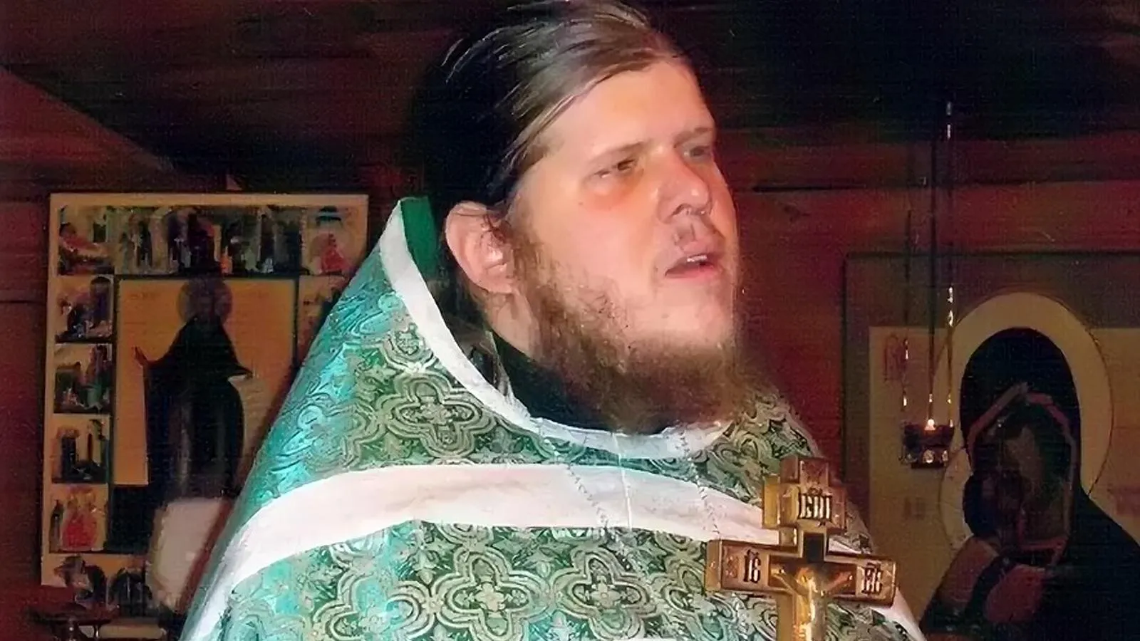 Андрей Попов в облачении священника. Кадр из видео