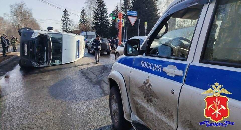Женщина погибла и 2 человека пострадали в ДТП со скорой в Кузбассе
