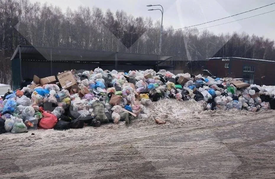 Навалы мусора в ЖК «Бутово-Парк». Фото: ТГ-канал «SHOT»