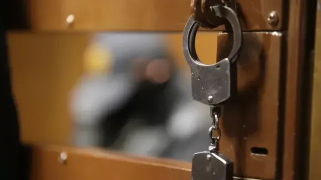 Протаранивший «Аврору» владелец катера в Петербурге сдался полиции