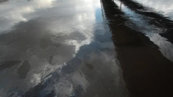 В Уфе спасателям удалось локализовать загрязнение реки Белой