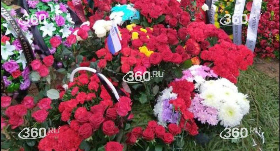 В поселке Щапово спустя два дня после похорон с могилы военного украли венки