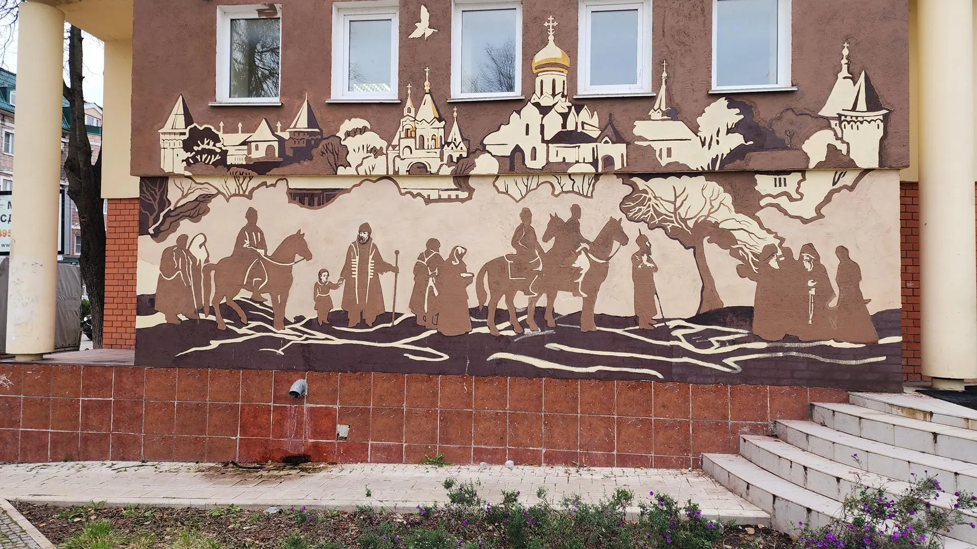 Монументальная роспись на фасаде — Хавива Фонина