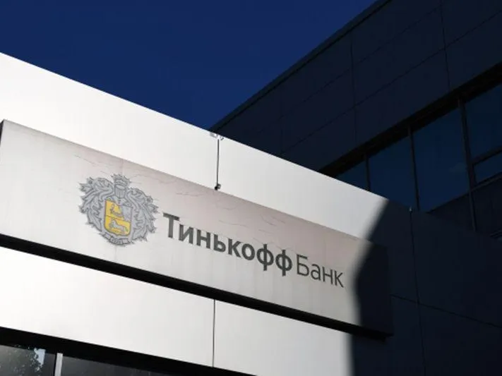 Пострадают ли клиенты «Тинькофф» после отзыва бренда — мнение юриста