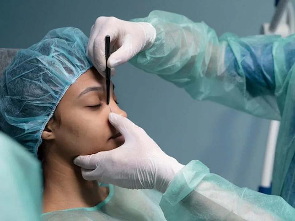 «Если перестараться, ткани лица поплывут»: названы главные опасности пластических операций