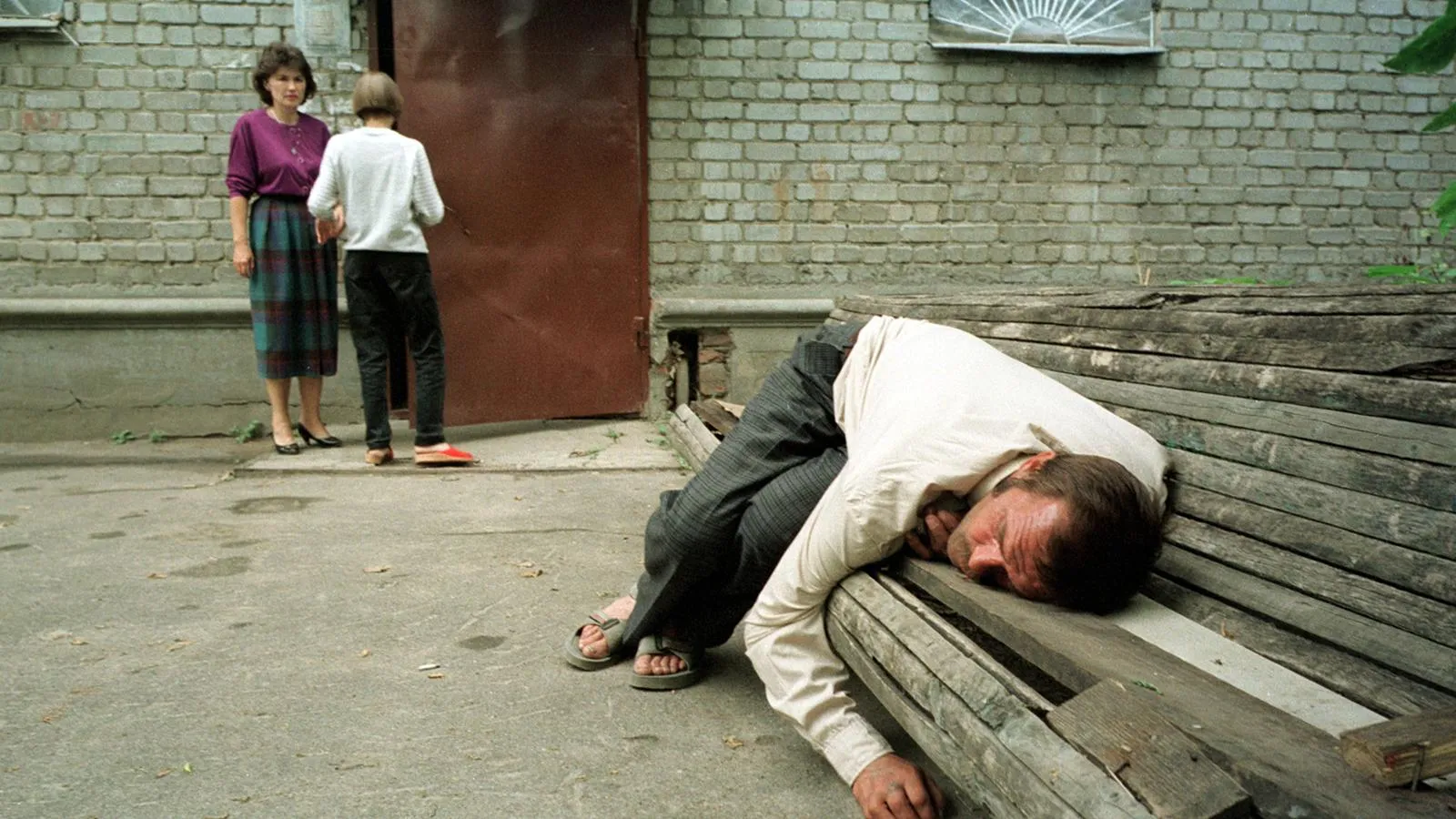 Выпивший мужчина на лавке в Иваново. Robert King