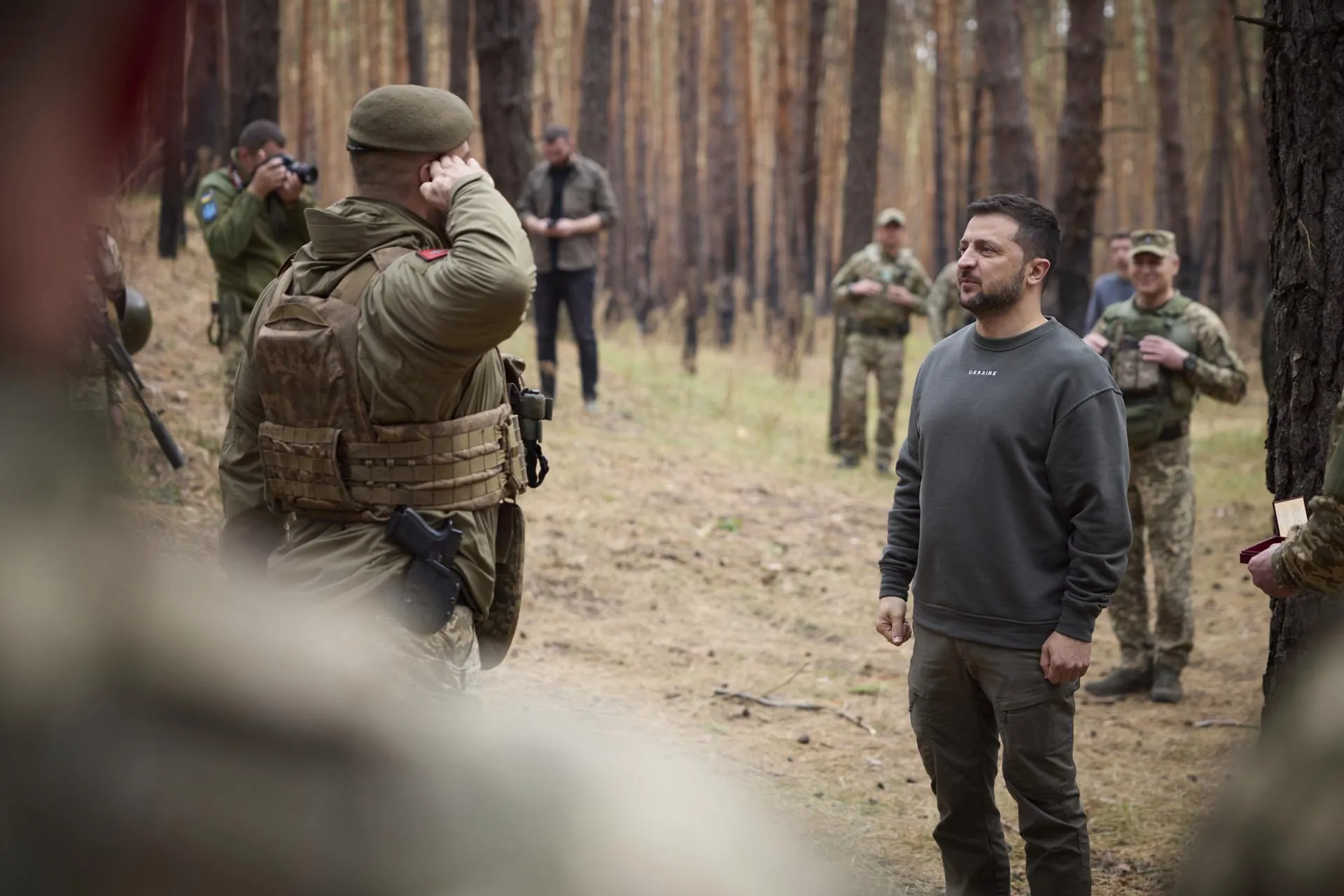 Зеленский во время встречи на фронте с украинскими солдатами в Харьковской области, октябрь, 2023 год. Фото: Ukraine Presidency