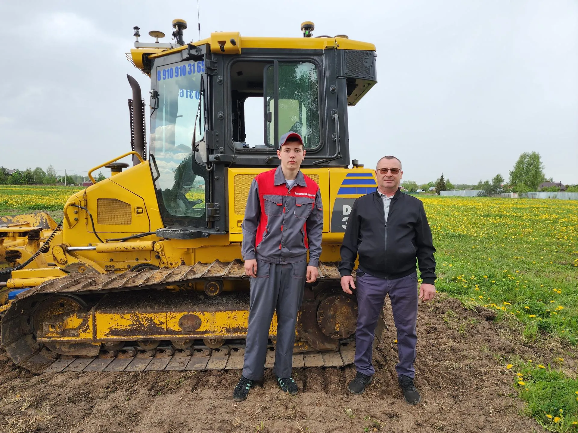 Победитель чемпионата Алексей Попков с преподавателем-наставником Игорем Суховым. Фото: Ирина Моисеева