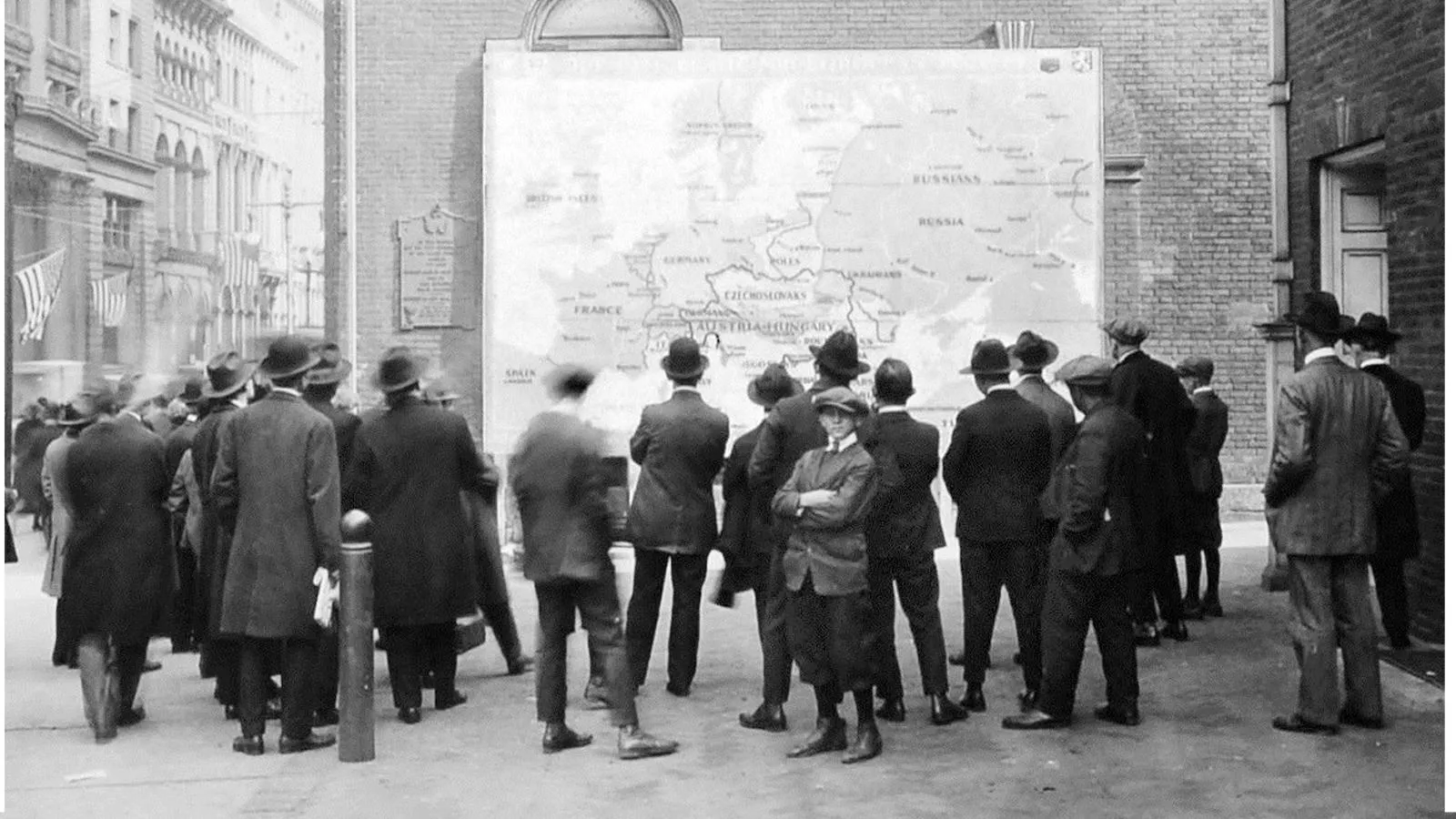 Американцы рассматривают новую карту Европы, 1918 год