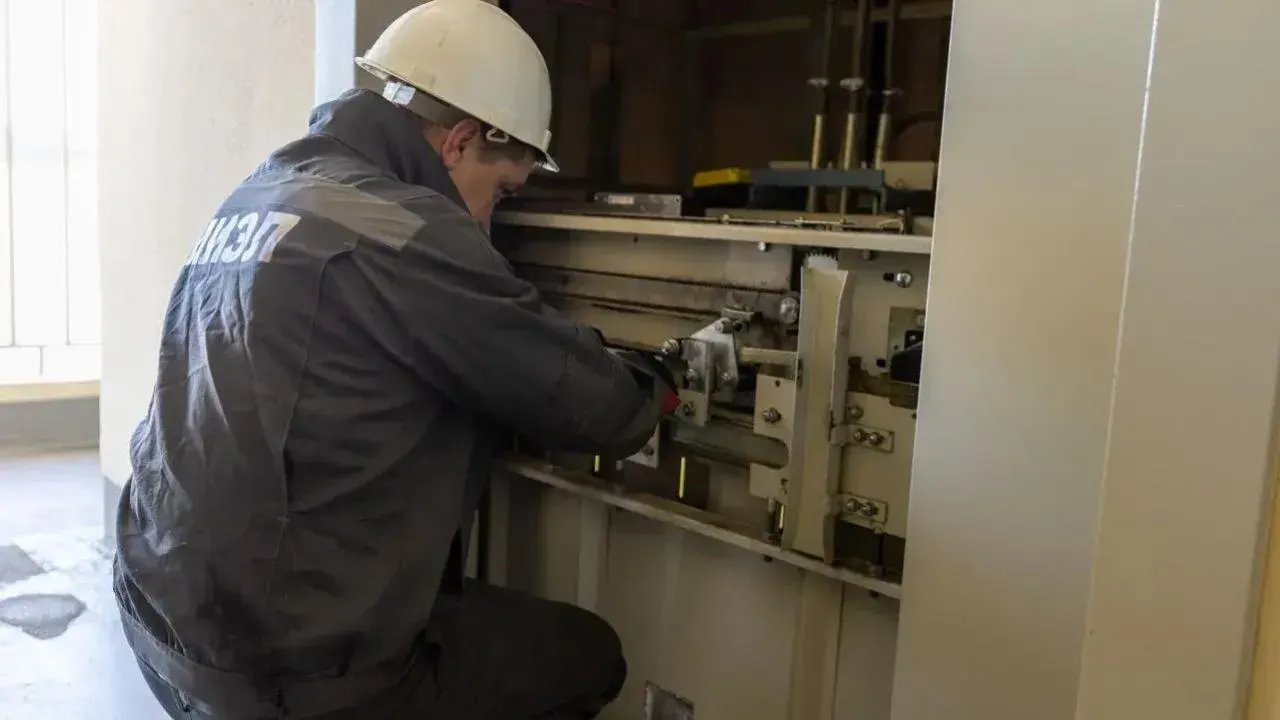 В МКД Подмосковья с начала апреля отремонтировали более 1,5 тыс. лифтов