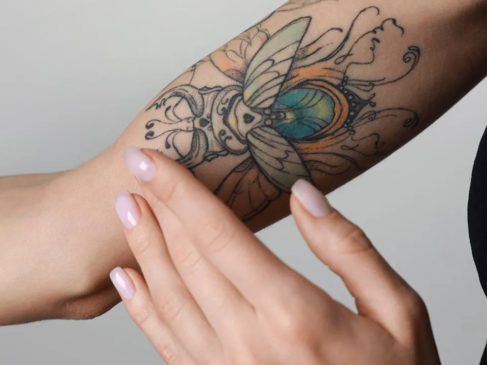 Гепатит и ВИЧ: чем рискуют девушки, удаляющие татуировки с помощью маникюрной фрезы