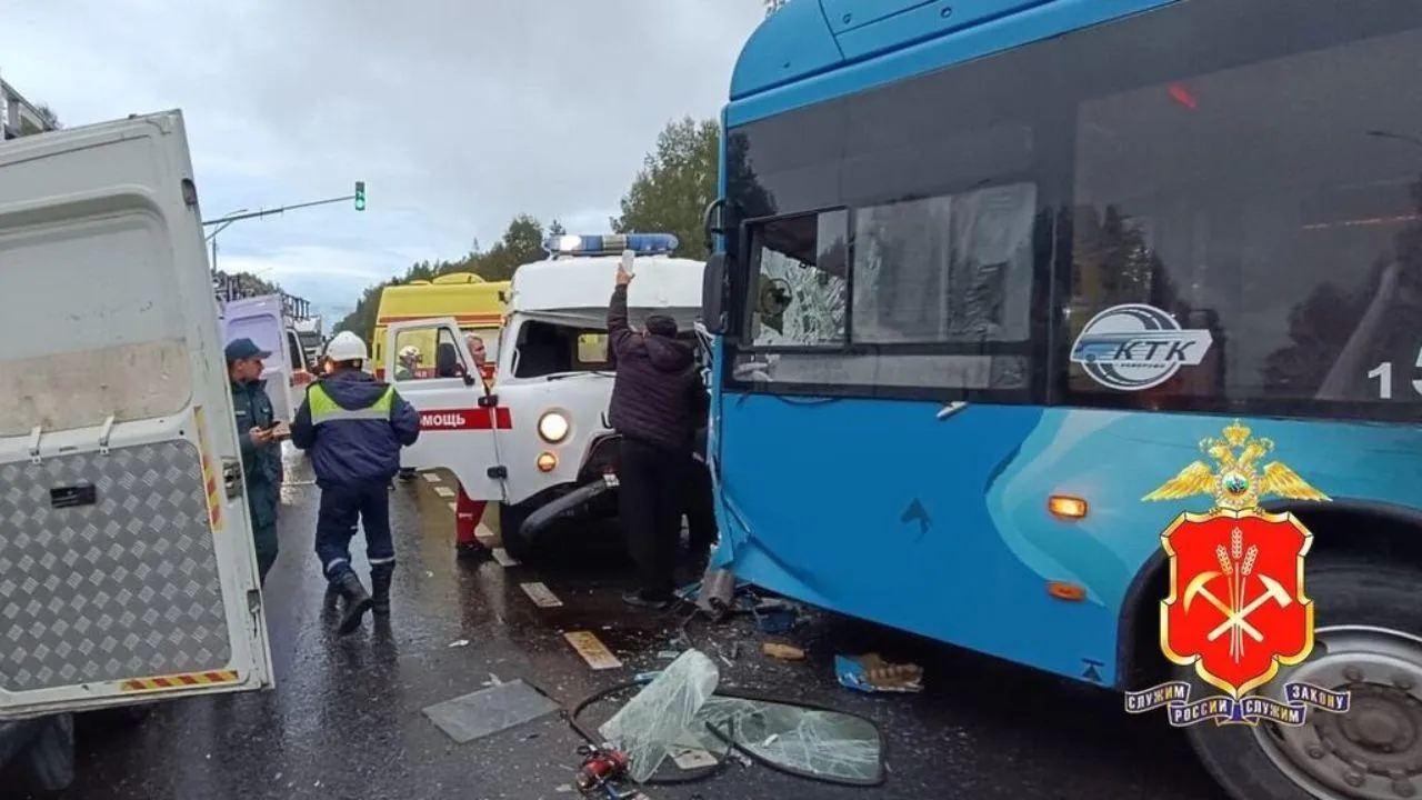 Водителя зажало в искореженной «скорой» после лобового ДТП с автобусом в Кемерове