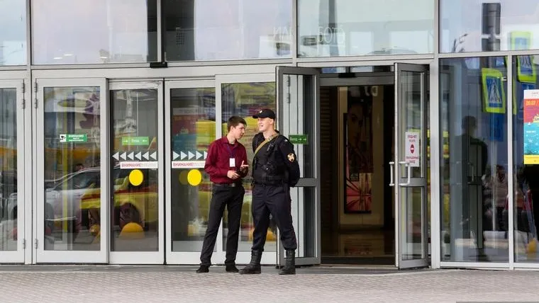 В Новом Уренгое эвакуировали людей из ТЦ