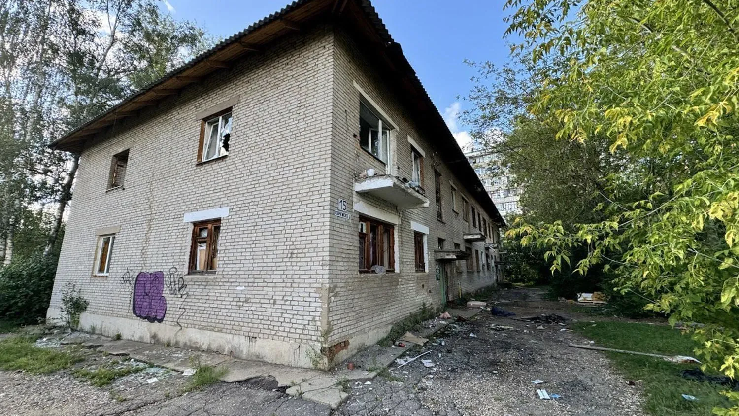 В подмосковном Дмитрове снесли аварийный дом