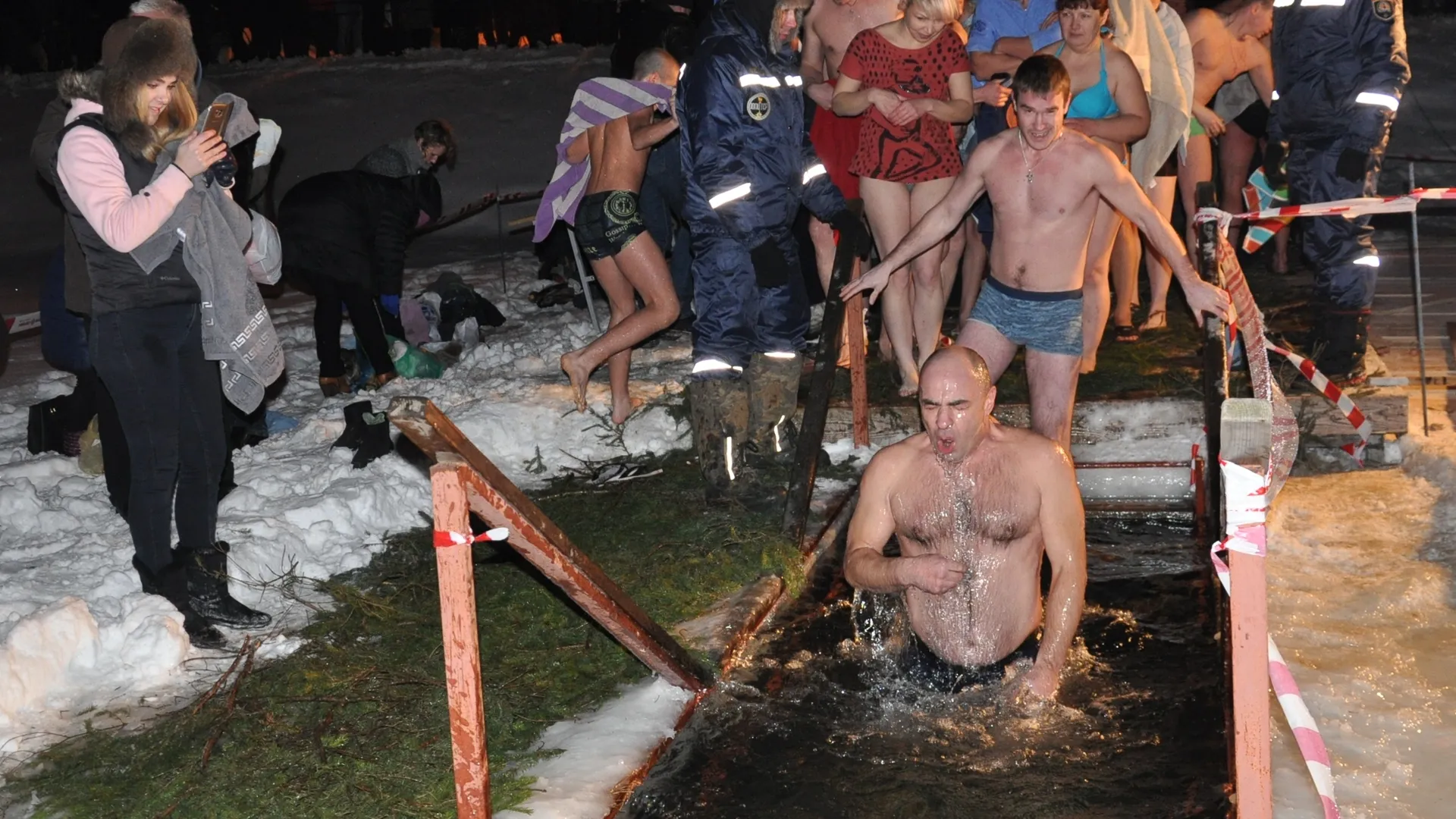 «Это недопустимо». Врачи запретили онкобольным окунаться в прорубь на Крещение