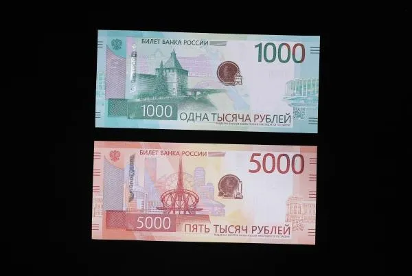 Обновленные банкноты Банка России номиналом 1000 и 5000 рублей. Лицевая сторона банкнот
