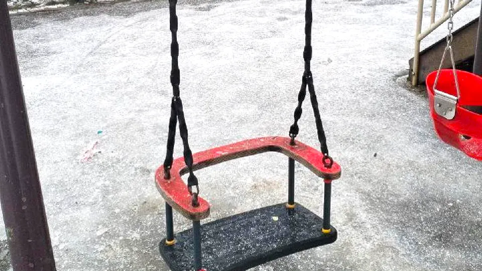 Качели на детской площадке на ул. Заречная починены. Фото: администрация городского округа Лосино-Петровский
