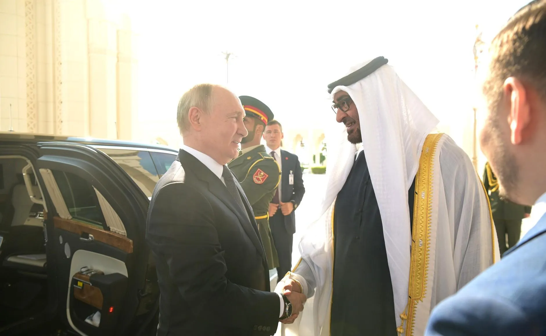 С президентом Объединенных Арабских Эмиратов Мухаммедом бен Заидом Аль Нахайяном перед началом российско-эмиратских переговоров. Фото: Алексей Никольский, РИА «Новости»