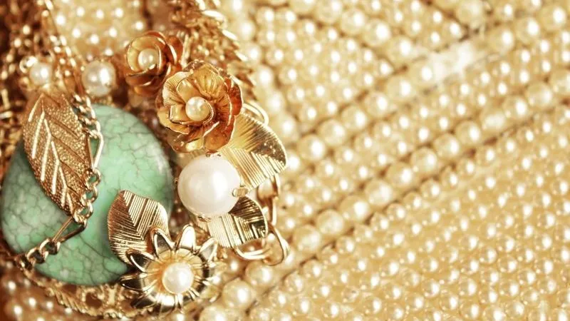 Дама-репетитор украла из квартиры ученика в Новой Москве украшения на треть миллиона