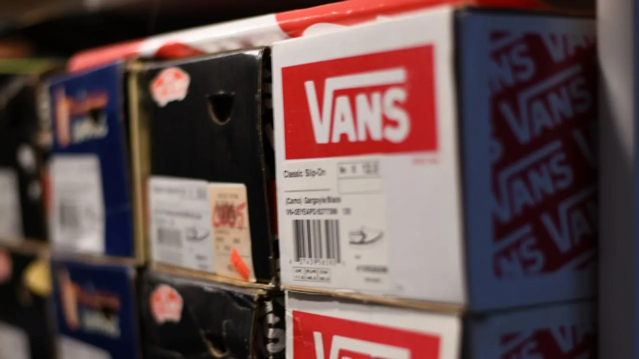 Владелец Vans решил закрыть магазины в России и заняться оптовыми поставками
