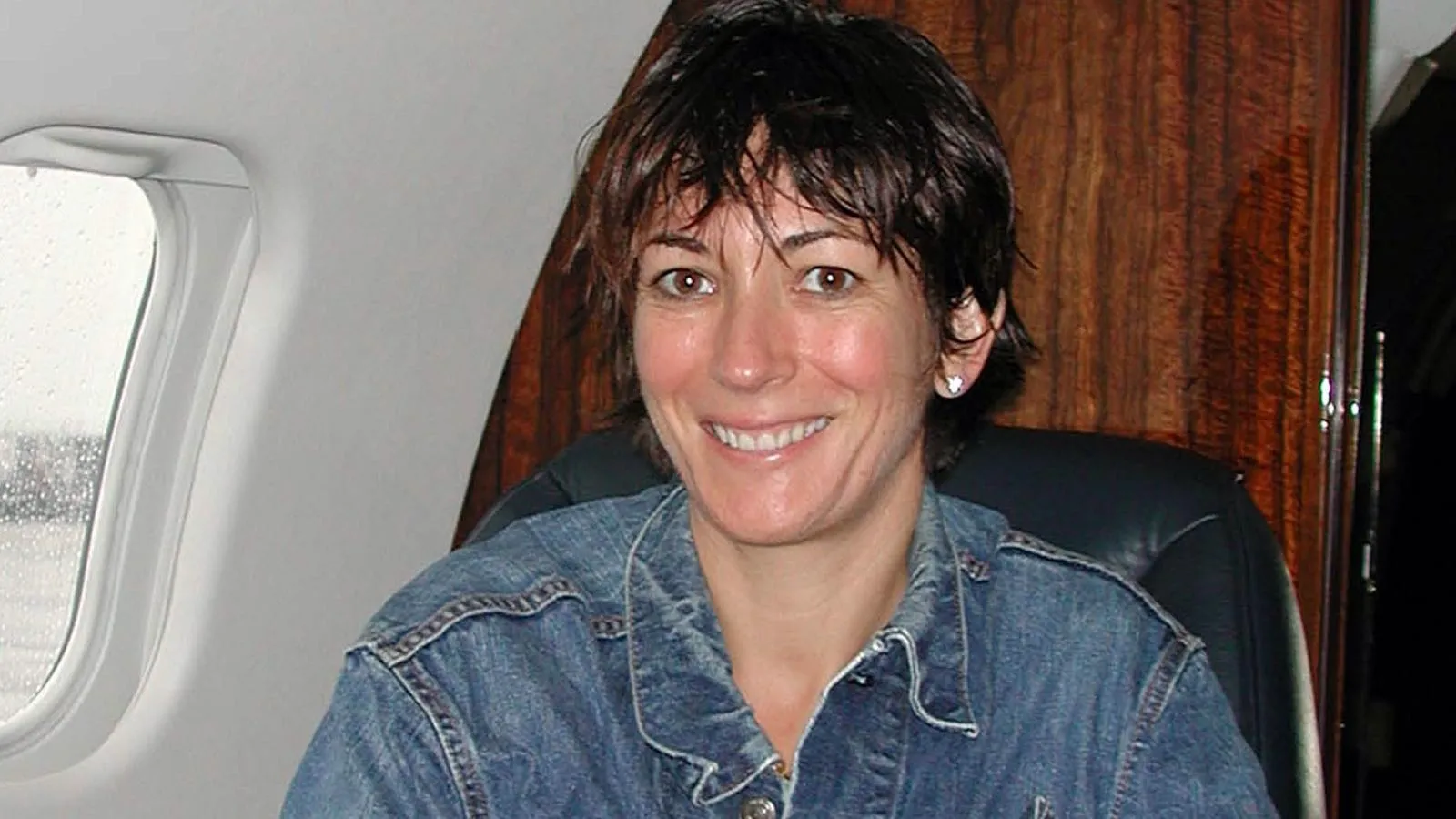 Гислен Максвелл на борту частного самолета. APhifer