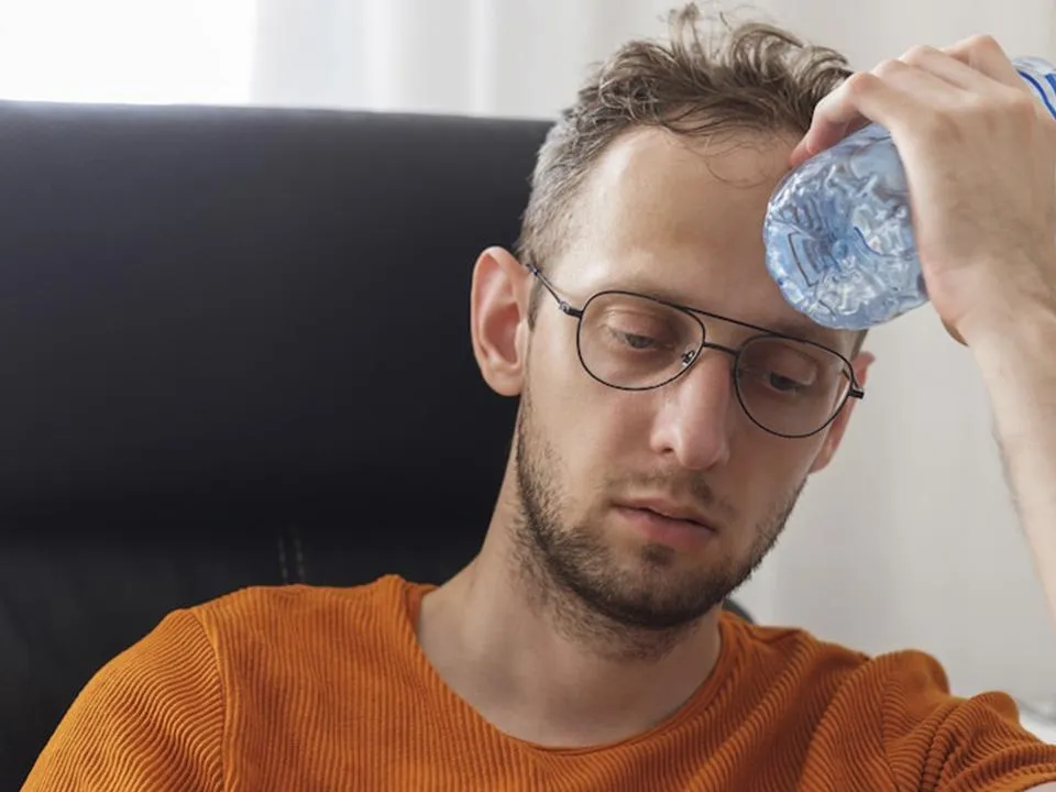 Сказать «нет» алкоголю, льду и кондиционеру: стало известно, чего нельзя делать в сильную жару