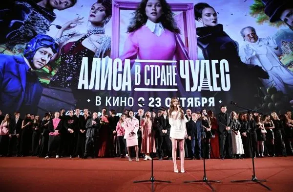 Съемочная группа фильма «Алиса в Стране чудес» в Москве. На первом плане — актриса Анна Пересильд