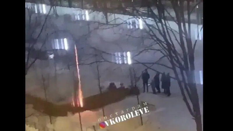Жительница Королева пожаловалась на компанию людей, запустившую салют рядом с домами